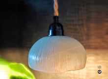 Charger l'image dans la galerie, Luminaire lampe suspension baladeuse lumière céramique artisanale artisan fait main argile grès écru doré corde naturelle sistadrum.com atelier sababou terre