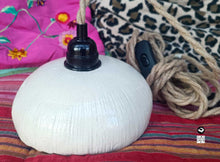 Charger l'image dans la galerie, Luminaire lampe suspension baladeuse lumière céramique artisanale artisan fait main argile grès écru doré corde naturelle sistadrum.com atelier sababou terre