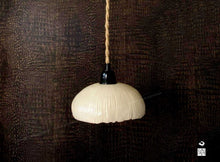 Charger l'image dans la galerie, Luminaire lampe suspension baladeuse lumière céramique artisanale artisan fait main argile grès écru doré corde naturelle sistadrum.com atelier sababou terre