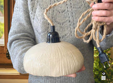 Charger l'image dans la galerie, Luminaire lampe suspension baladeuse lumière céramique artisanale artisan fait main argile grès écru doré corde naturelle sistadrum.com atelier sababou terre