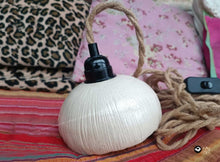 Charger l'image dans la galerie, Luminaire lampe suspension baladeuse lumière céramique artisanale artisan fait main argile grès écru doré corde naturelle sistadrum.com atelier sababou terre