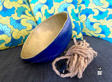 Charger l'image dans la galerie, Luminaire lampe suspension baladeuse lumière céramique artisanale artisan fait main argile grès écru doré corde naturelle sistadrum.com atelier sababou terre Luminaire lampe suspension baladeuse lumière céramique artisanale artisan fait main argile grès écru doré corde naturelle sistadrum.com atelier sababou terre
