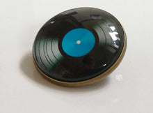 Charger l'image dans la galerie, Vinyle broche bijou personnalisé musique