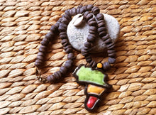 Charger l'image dans la galerie, Collier Rasta reggae fait main terre argile  corie coquillage