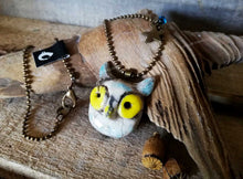 Charger l'image dans la galerie, Chouette hibou pendentif collier artisanal terre argile sababou sista drum