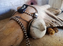 Charger l'image dans la galerie, Visage Lune céramique sababou sista drum terre argile bijou collier artisanal