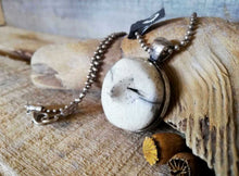 Charger l'image dans la galerie, collier lune blanche céramique sababou sista drum bijou artisanat fait main argile