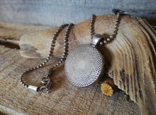 Charger l'image dans la galerie, Visage Lune céramique sababou sista drum terre argile bijou collier artisanal