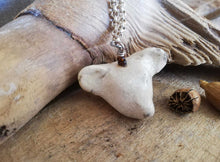 Charger l'image dans la galerie, Collier pendentif sababou sista drum ours blanc artisanat