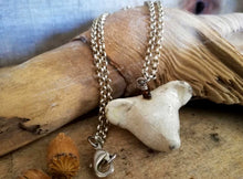 Charger l'image dans la galerie, Collier pendentif sababou sista drum ours blanc artisanat