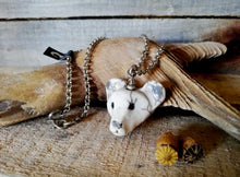 Charger l'image dans la galerie, Collier pendentif sababou sista drum ours blanc artisanat