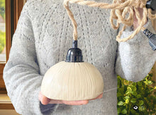 Charger l'image dans la galerie, Luminaire lampe suspension baladeuse lumière céramique artisanale artisan fait main argile grès écru doré corde naturelle sistadrum.com atelier sababou terre