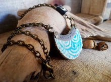 Charger l'image dans la galerie, Plastron bleu émail terre raku collier bijou sista drum artisanat