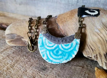 Charger l'image dans la galerie, Plastron bleu émail terre raku collier bijou sista drum artisanat