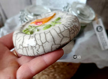 Charger l'image dans la galerie, Raku galet exfoliant bien-être soin beauté savon noir céramique sistadrum.com ateliersababou
