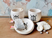 Charger l'image dans la galerie, service à café service à thé décoration vaisselle artisanat céramique terre émaillée adinkra afrique atelier sababou sistadrum.com poterie modelage cours particuliers