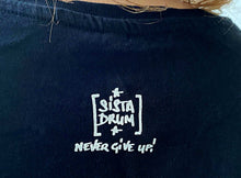 Charger l'image dans la galerie, Tee shirt t shirt t-shirt noir t shirts noir personnalisé femme mixte biologiques Peta Coupe femme coupe cintré décontracté noir blanc sérigraphie artisanat sista drum sistadrum.com