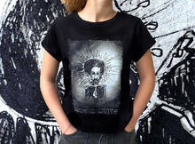 Charger l'image dans la galerie, Tee shirt t shirt t-shirt noir t shirts noir personnalisé femme mixte biologiques Peta Coupe femme coupe cintré décontracté noir blanc sérigraphie artisanat sista drum sistadrum.com frmmr coupe femme mixte