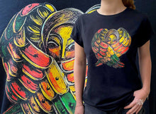 Charger l'image dans la galerie, Tee shirt t shirt t-shirt noir t shirts noir personnalisé femme mixte biologiques Peta Coupe femme coupe cintré décontracté noir blanc sérigraphie artisanat sista drum sistadrum.com ange ethipie afrique africa rasta reggae