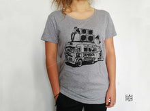 Charger l'image dans la galerie, Tee shirt tshirt t-shirts tee-shirt gris femme bus taxi reggae soundsystem sista drum