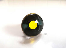 Charger l'image dans la galerie, broche cabochon vinyle musique