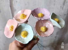 Charger l'image dans la galerie, Bouquet bouquets céramique argile artisanat fleurs flowers artisan sistadrum.com ateliersababou printemps couleurs terre émaillée