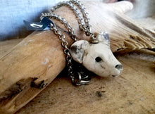 Charger l'image dans la galerie, Collier pendentif sababou sista drum ours blanc artisanat