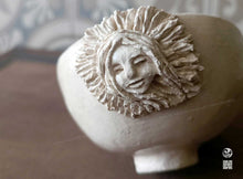 Charger l'image dans la galerie, Tasse terre cuite artisanal artisan argile commère café thé inuit visage atelier sababou@gmail.com sistadrum.com céramique
