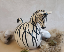 Charger l'image dans la galerie, Le zèbre élégant
