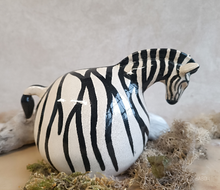 Charger l'image dans la galerie, ZEBRE NOIR BLANC ANIMAUX ARGILE SCULPTURE
