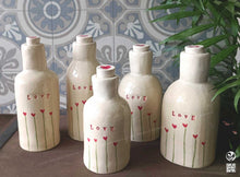 Charger l&#39;image dans la galerie, Bouteille carafe pichet coeur nature terre émaillée céramique modelage artisanat artisan local atelier sababou sistadrum.com
