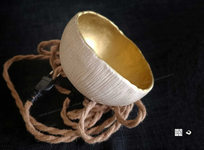Luminaire lampe suspension baladeuse lumière céramique artisanale artisan fait main argile grès écru doré corde naturelle sistadrum.com atelier sababou terre 